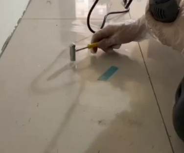 承德市瓷砖开裂维修公司专业分享瓷砖在铺贴前如果没有沥干水分，将会导致以下问题