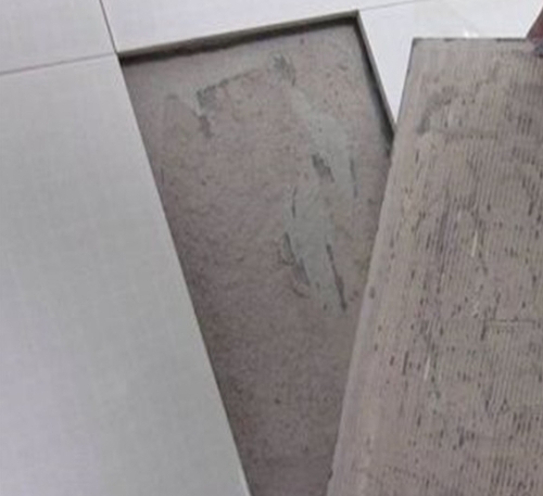 承德市瓷砖空鼓维修公司分享瓷砖铺贴时如果打浆（即涂抹在瓷砖背面和基层上的砂浆或瓷砖胶）过少，会带来以下问题